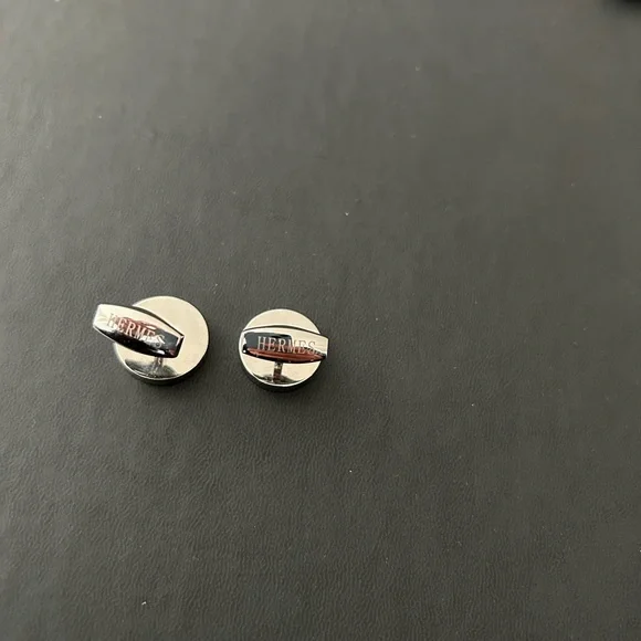 Cuff links stainless steel stamped HERMES it’s not authentic - Picture 4 of 5